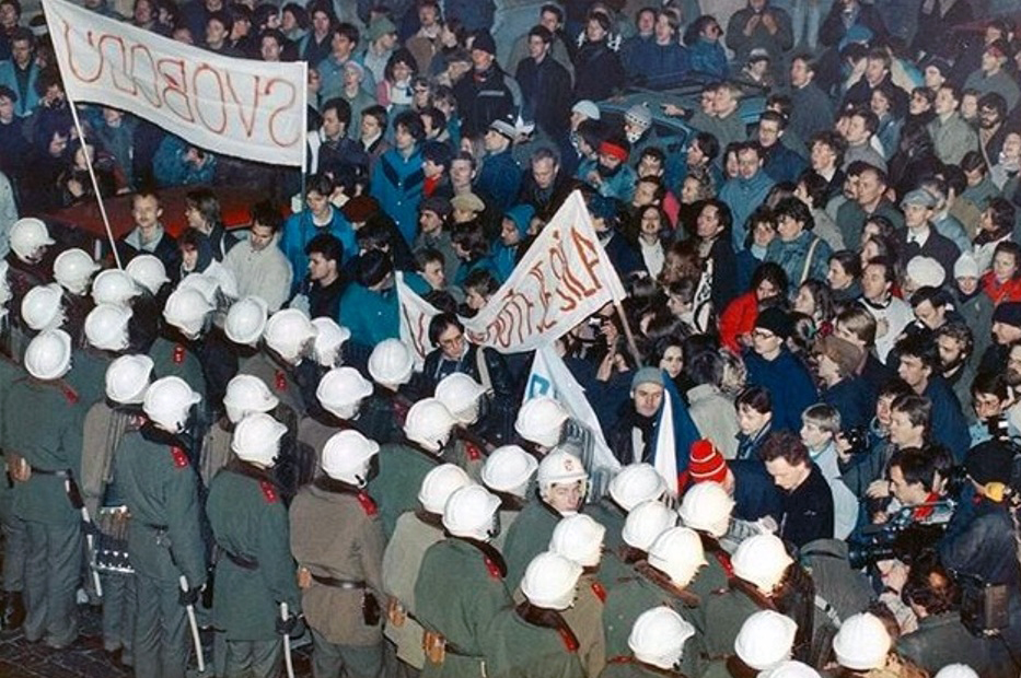 Revolúcia či nežný prevrat?  komentár